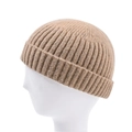 Détail du bonnet en tricot kaki montrant la texture côtelée verticale de qualité - Taille unique / Kaki