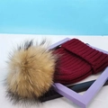 Winter-Strickmütze mit großem Pelzbommel in tiefem Burgunderrot mit umgeschlagenem Saum - Einheitsgröße / Weinroter Hut Mit Waschbärpelz Bommel
