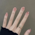 Unghie finte cat-eye rosa sfumato con glitter a forma di mandorla su mano modella - Sfumatura Rosa Glitter (BY1880) / Stile Colla per Fototerapia