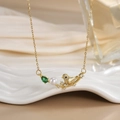 Detail of bird pendant necklace with pearl and emerald drop gemstone in gold finish - FN0130 Pearl Emerald Green Bird