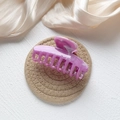 Eleganter violetter Haarklammer-Clip mit Marmormuster auf runder Juteunterlage - Rippenkralle 9.8cm / Lila Marmor