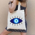 Borsa tote in tela con stampa graffiti greca Evil Eye indossata da una modella - STD1804-C Malocchio con Ciglia