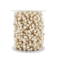 Vue macro de perles naturelles 5-7mm et perles dorées 18k sur une bobine en plastique - Grand 6-7mm (1 Mètre)
