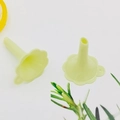Set di due mini imbuti gialli in plastica con bordi a petalo per travaso cosmetico - Forma di Petalo / Verde Nordico