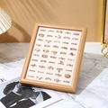 Dettaglio vassoio portagioie in noce con fessure in velluto beige per 50 anelli - Venatura del legno giallo con interno beige