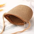 Detail der natürlichen Strohtextur und des silbernen Reißverschlusses dieser Mini-Tasche - Einfarbig Anmerkung