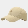 Detail van de beige waterdichte sportpetstof en het geborduurde schildlogo - Verstelbaar / Khaki