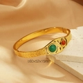 Bracciale dorato geometrico aperto con pietre occhio di gatto verdi e rosse - Stile Intagliato Geometrico Ondulato (KB183216-SP)