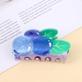 Detail der Haarklammer im Blaubeer-Design aus Acetat mit lichtdurchlässigen Blättern - Blaubeere