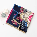 Eleganter dunkelblauer Seidenschal mit Blumenmuster und dekorativen modernen Accessoires - Rosarot Marineblau