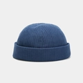 Detalle de la textura de pana azul marino y rayas verticales en el gorro miki minimalista - Ajustable / Azul oscuro