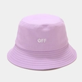 Dettaglio del ricamo OFF e del tessuto in saia di cotone su un cappello a secchiello lilla - M（56-58cm） / Viola chiaro