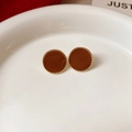 Minimalist geometric round stud earrings in caramel enamel with golden serrated edges - Coffee (925 Sterling Silver Earring Post)