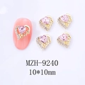 Makro-Detail von 10mm Herz-Nagelcharms in Gold mit rosa Kristall und Love-Gravur - 9240 Rosa (Goldbasis)