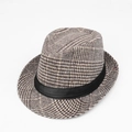 Gedetailleerde close-up van grijze geruite fedora hoed met een zwarte satijnen band - 58cm / Grijsbruine Geruite Stijl (A款)