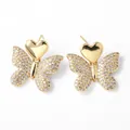 Detalle de pendientes de mariposa dorados con cristales brillantes y forma de corazón - Estilo Corazón Mariposa