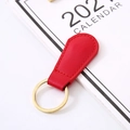 Roter PU-Leder-Schlüsselanhänger mit goldenem Metallring und feiner Steppnaht - Rot