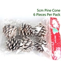 Lot de six pommes de pin naturelles de 5 cm dans un sac de fête Merry Christmas rouge - 6 Pièces / Paquet / Pointes de neige blanches