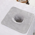 Serviette de massage en microfibre grise avec trou facial pour lits de soins - 35*35cm (Carré) / Gris clair
