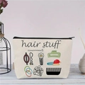 Detail der beigen Segeltuch-Kosmetiktasche mit Hair Stuff-Aufdruck auf hellem Holztisch - Haarzeug Illustration (jiayingljb05)