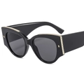 Chique cat-eye zonnebril met zwart montuur en goudkleurige gevlochten metalen details - C1 Zwart Frame Grijze Lens