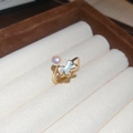 Dettaglio anello aperto placcato oro con perla bianca e fiocco in madreperla in astuccio - Anello Aperto in Madreperla a Farfalla (HR2889)