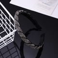 Detalle de diadema trenzada con cristales grises brillantes sobre una base negra fina - Diamante de imitación gris transparente