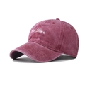 Gros plan sur la broderie No Joke d'une casquette de baseball vintage en coton bordeaux - Réglable / Bordeaux