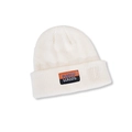 Détail d'un bonnet en maille côtelée blanche avec écusson textile orange et noir - M (56-58cm) / Blanc