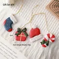 Set di mini ciondoli natalizi in resina con calze e regali per decoro festivo - Set di 4 Confezioni Regalo