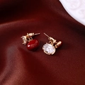 Macro di orecchini ovali rossi placcati oro con zircone su seta bordeaux scuro - Placcatura in Oro Vero Ovale Rosso Dorato (Perno in Argento)