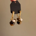 Detailaufnahme goldener Ohrhänger mit braunen Tigerauge-Perlen und weißen Perlen - 11# Silbernadel Gold Kaffee Perle