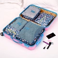 Lot de 6 sacs de rangement de voyage bleu denim à fleurs dans une valise rose - Fleur Bleue