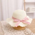 Dettaglio cappello di paglia per bambini con bordo in pizzo e fiocco in raso rosa - Solo Cappello / Cappello Bianco Sporco