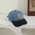 Detalle del bordado de oso en la gorra de béisbol de tela vaquera azul para niños - 52-54cm (3-8 Años) / Azul