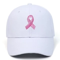 Dettaglio del ricamo a nastro rosa su un cappello da baseball bianco strutturato - Regolabile / Bianco