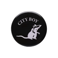 Rundes schwarzes Blechabzeichen mit weißer Maus und City Boy Textgrafik - CITY BOY Maus