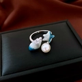 Detail von Stern- und Muschelring mit Perle und blauem Emaille auf Schmuckbox - 1# Meeresthema (Perle/Muschel/Stern) / Silber (Blau/Weiß Emaille)