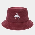 Détail d'un chapeau bob en coton délavé bordeaux avec broderie équestre blanche et coutures - Taille unique / Bordeaux