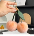 Porte-clés cerise en fourrure rose avec feuilles en cuir et anneau doré pour sacs à main - Rose Pêche