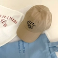 Detail der khakifarbenen Baumwoll-Baseballkappe mit Charakter-Stickerei und Text-Logo - Verstellbar (56-60cm) / Khaki
