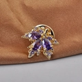 Spilla foglia di acero dorata con pietre di zircone viola su tessuto testurizzato - Piccola foglia di acero viola