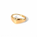 Detailansicht eines vergoldeten Edelstahlrings mit Wellendesign und offener Ringschiene - Einstellbar Offen / Spiegel-Herz-Design (TR4096)