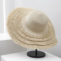 Beigefarbener Strohhut mit breiter Krempe und dreilagigen Fransen für den Sonnenschutz - Einheitsgröße / Beige