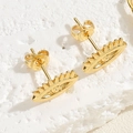 Vista macro de pendientes de botón de ojo de la suerte bañados en oro con circonitas brillantes - Estilo Pendientes de Botón Ojo del Mal (ES0149-3) / Dorado