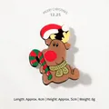 Broche de Noël renne de dessin animé avec finition émail et bonnet de Père Noël - Renne avec Sucre d'Orge (AFTS4-13)