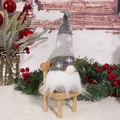 Dettaglio dello gnomo natalizio con cappello a fiocco di neve su sedia di legno - Bambola con Gambe Corte / Grigio