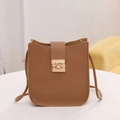 Sac bandoulière marron motif litchi avec boucle dorée et bandoulière fine pour femme - Marron