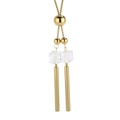 Collana lunga dorata con perle, cubi di vetro trasparente e ciondoli cilindrici lunghi - Oro