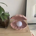Vista dettagliata della lampada a conchiglia in ceramica rosa su uno scaffale - Rosa Perla